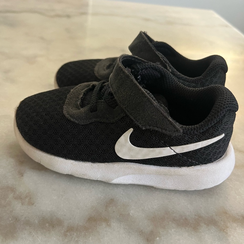 Nike Kids toddler sz.7 Black Sneakers with White Logo